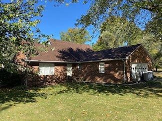 1615 Martha Ann Dr, Maysville, KY 41056