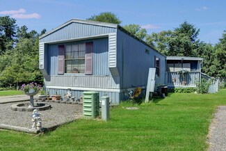 17 Geneva Rd, Lakehurst, NJ 08733