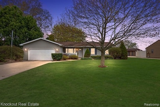 2309 N Berkshire Dr, Saginaw, MI 48603