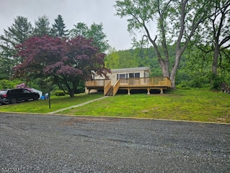 16 Willow Ln, Columbia, NJ 07832