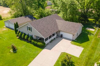 1421 E Lakeland Ln, Carbondale, IL 62902