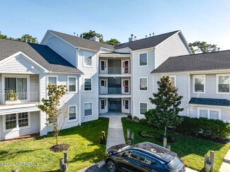 520 Waters Edge Dr, Toms River, NJ 08753