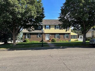 1872 Contessa Dr, Bismarck, ND 58503