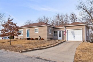 117 W 22nd St, Cedar Falls, IA 50613