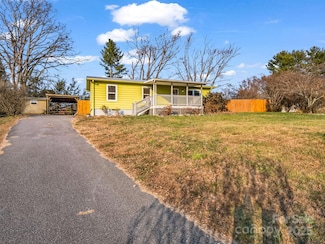 2 Red Apple Dr, Hendersonville, NC 28792