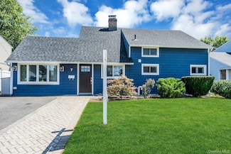 7 Tanager Ln, Levittown, NY 11756