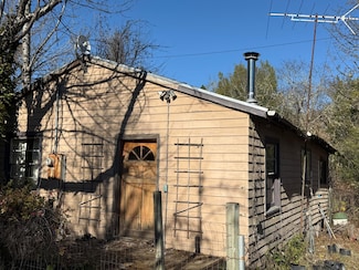 23 Orchard Ln, Redway, CA 95560