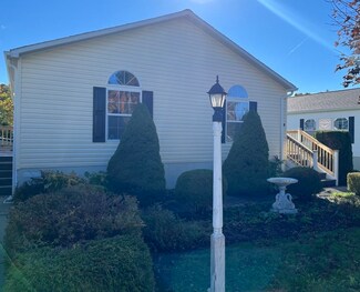 19 Blackbird St, Tiverton, RI 02878