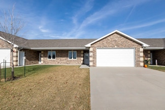 405 3rd Ave SW, Farley, IA 52046