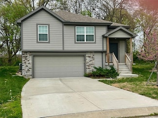 21722 Southcreek Ct, Peculiar, MO 64078