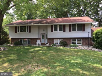 77 Hill Terrace Dr, Pottsville, PA 17901