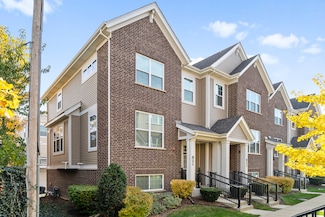 821 Lexington Cir E, Des Plaines, IL 60016