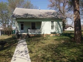 119 S School St, Eureka, KS 67045