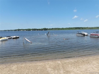 000 Lombardy Ct, Hamburg Township, MI 48169