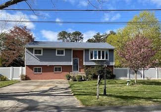 311 Plymouth St, Dix Hills, NY 11746