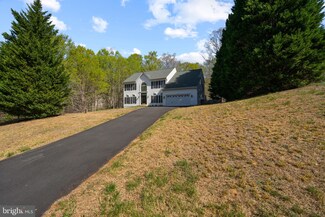 8016 Knightshayes Dr, Manassas, VA 20111