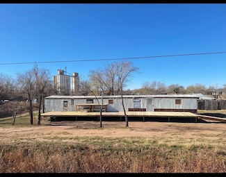 615 E 9th St, Hale Center, TX 79041