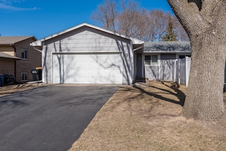 1031 Eastview Cir, Shakopee, MN 55379