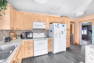 416 N 1st Ave, Winterset, IA 50273