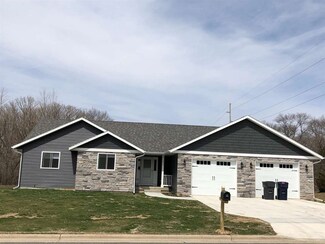 650 Pauquette Pines Ln, Poynette, WI 53955