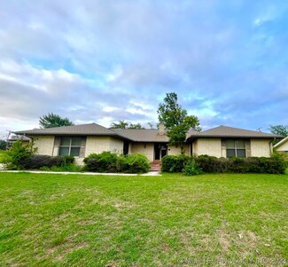 1807 Lakeview Dr, Sulphur, OK 73086
