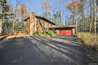 5 Van Ct, Hyde Park, NY 12538