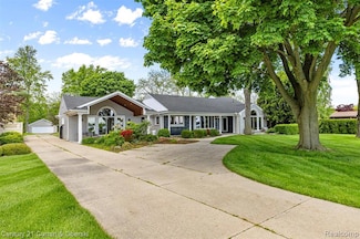 23722 E River Rd, Grosse Ile, MI 48138
