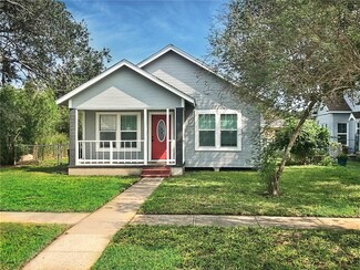 216 W George St, Sinton, TX 78387