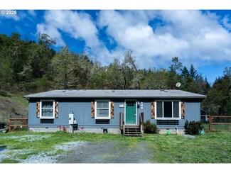 547 SW 5th St, Canyonville, OR 97417