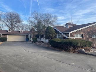 12746 Rolling Hills Dr, Trenton, IL 62293