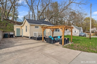 3316 Lakeshore Dr, Muskegon, MI 49441