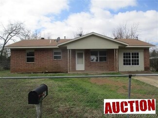 704 S 13th St, Hugo, OK 74743
