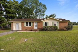 54 Rolling Springs Dr, Spring Lake, NC 28390