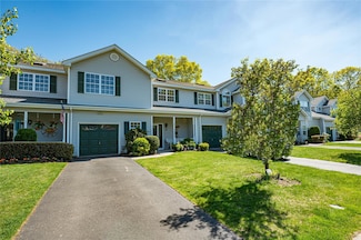 118 Willow Wood Dr, Oakdale, NY 11769