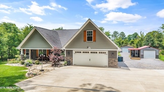 3033 Lazy River Ln, Sevierville, TN 37876