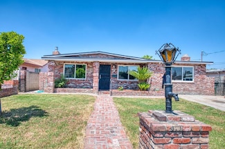 831 Roosevelt St, Kingsburg, CA 93631
