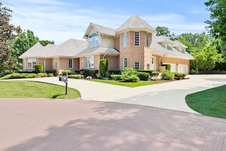 911 Red Fox Ln, Oak Brook, IL 60523