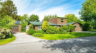 142 Honeyman Ave, Middletown, RI 02842