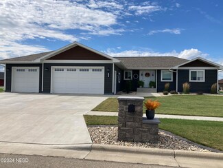 1121 27th St NE, Watertown, SD 57201