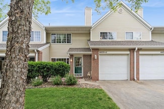 4420 104th St Unit 11, Urbandale, IA 50322