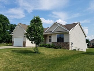 805 Juniper Ave, Robins, IA 52328