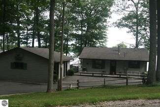 19420 Pleasant View Rd, Lake Ann, MI 49650