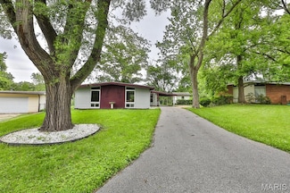 2930 Holiday Hill Dr, Florissant, MO 63033