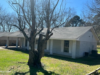 2479 Twisted Oak Dr, Jackson, MS 39212