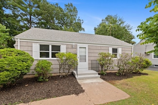 26 Pinecrest Dr, East Hartford, CT 06118