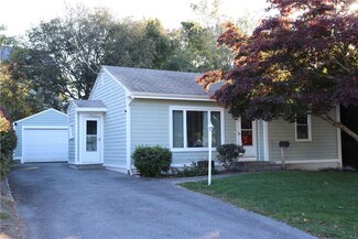 91 Bellview Ave, Tiverton, RI 02878