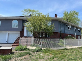 82 Yale Ave, Oakdale, NY 11769
