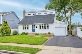 17 Plymouth Rd, Massapequa, NY 11758