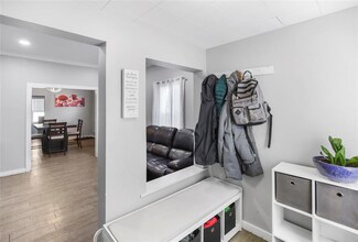 2242 Lyon St, Des Moines, IA 50317