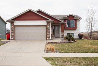 5211 Castleview Dr NW, Rochester, MN 55901